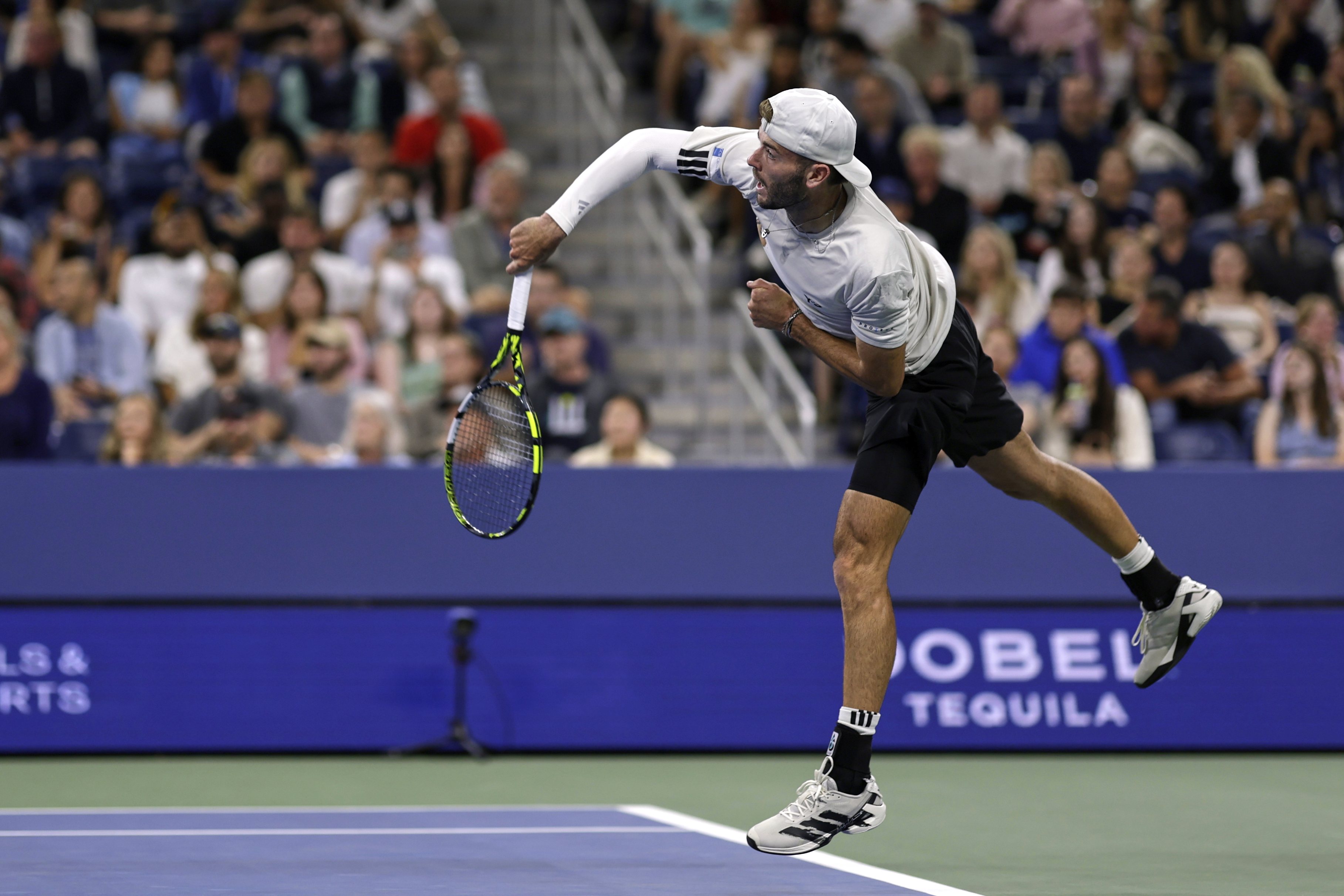 美国网球队力克德国网球队，兹维列夫统治全场的简单介绍