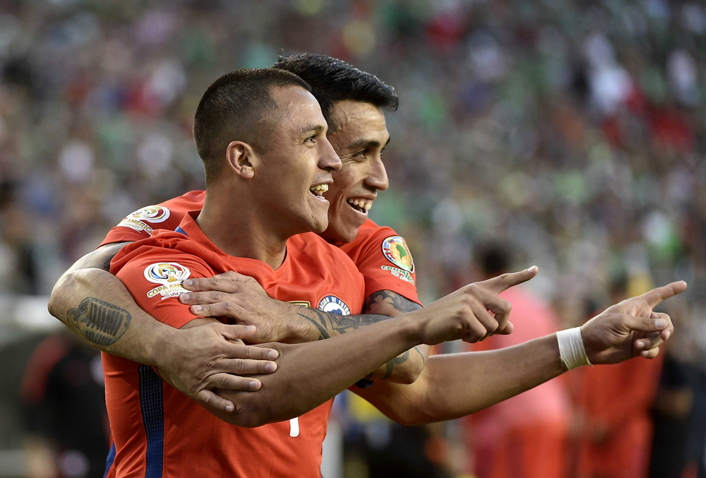 包含墨西哥血洗智利，布鲁诺·费尔南德斯完成帽子戏法的词条