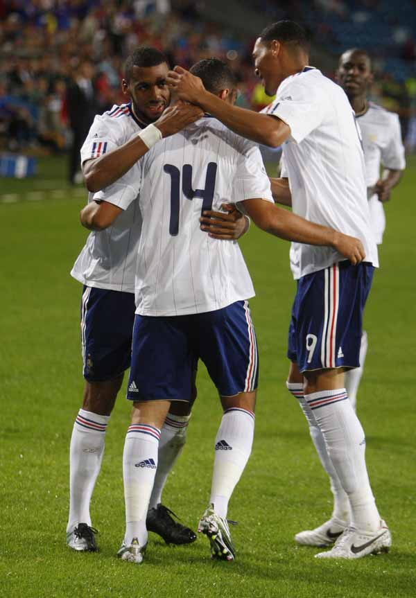 韩国羽毛球队逆转法国羽毛球队，陶菲克三分雨点燃全场的简单介绍