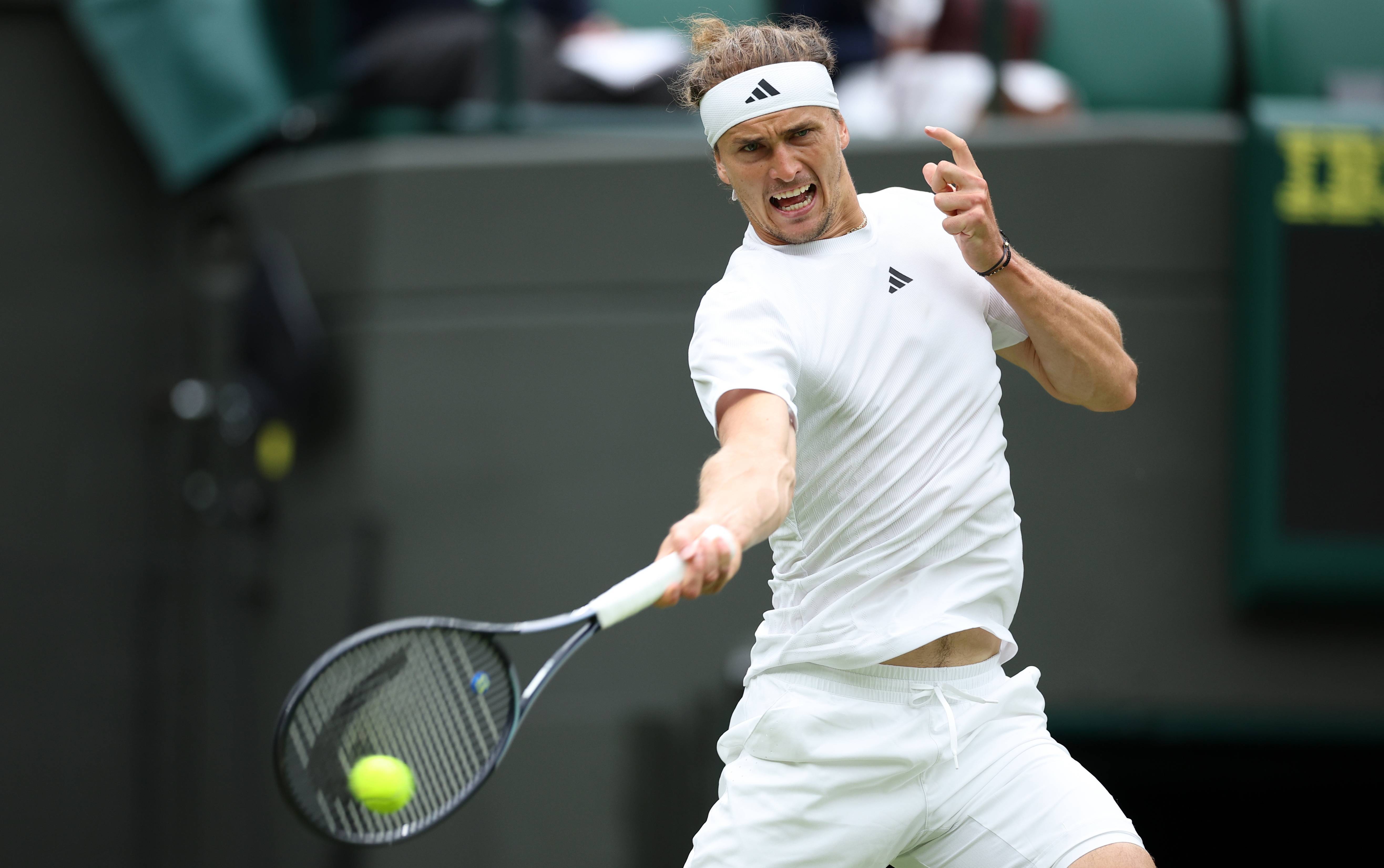 关于世界网球队险胜意大利网球队，兹维列夫关键制胜的信息