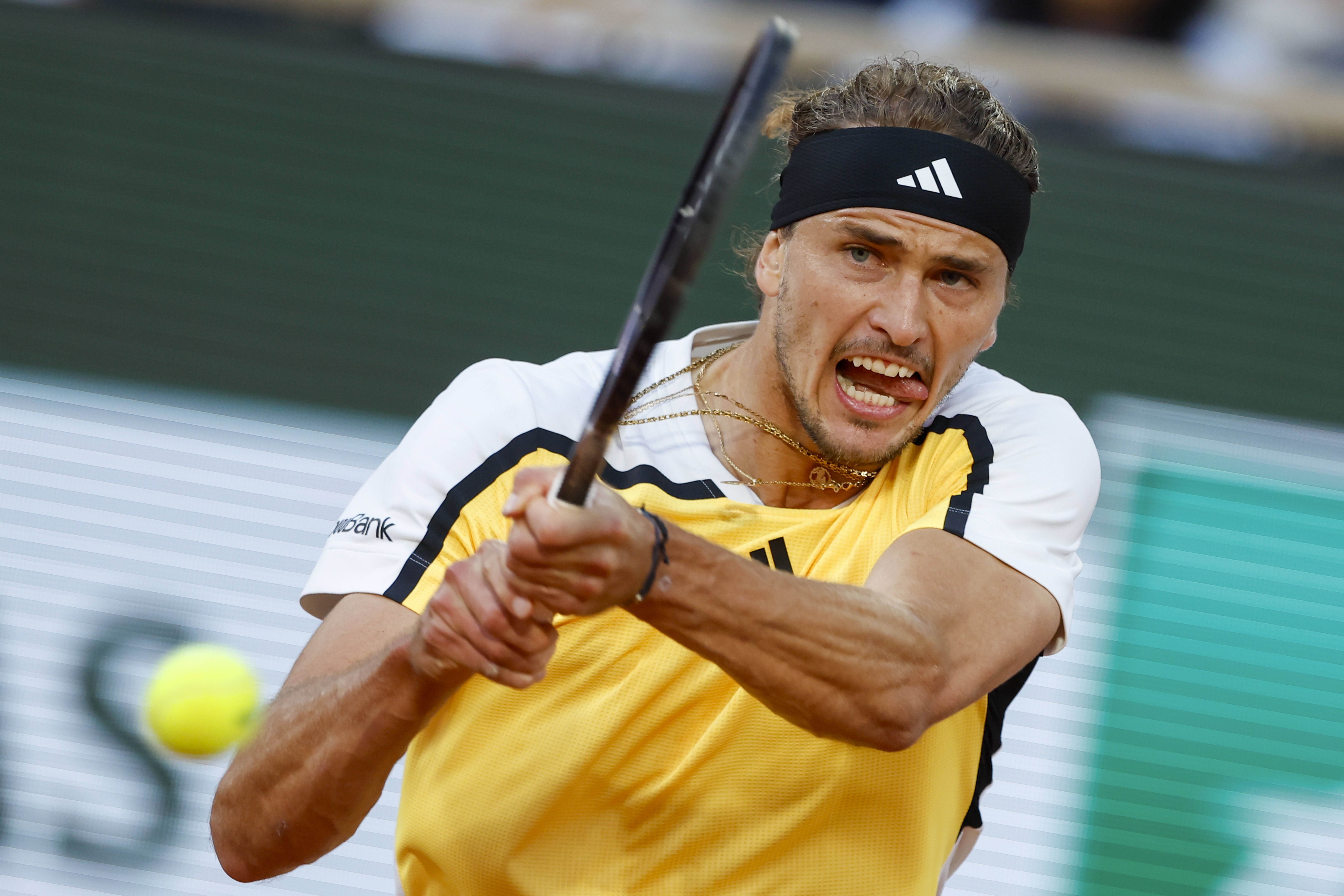 关于世界网球队险胜意大利网球队，兹维列夫关键制胜的信息