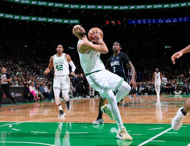 关于湖人队大胜凯尔特人,詹姆斯连中两记三分球的信息 关于湖人队大胜凯尔特人,詹姆斯连中两记三分球的信息