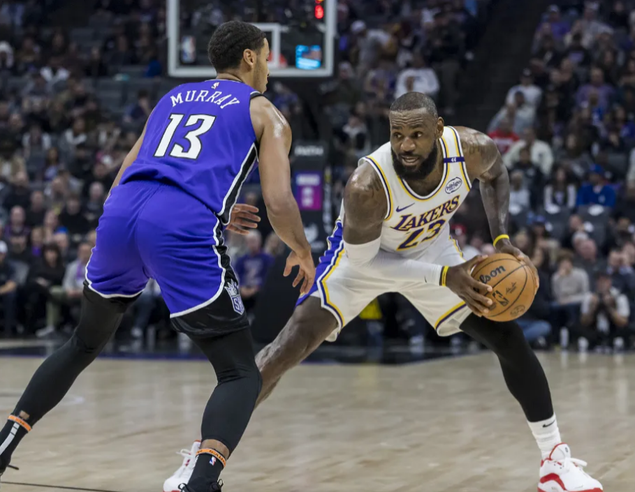 关于湖人队大胜凯尔特人,詹姆斯连中两记三分球的信息 关于湖人队大胜凯尔特人,詹姆斯连中两记三分球的信息