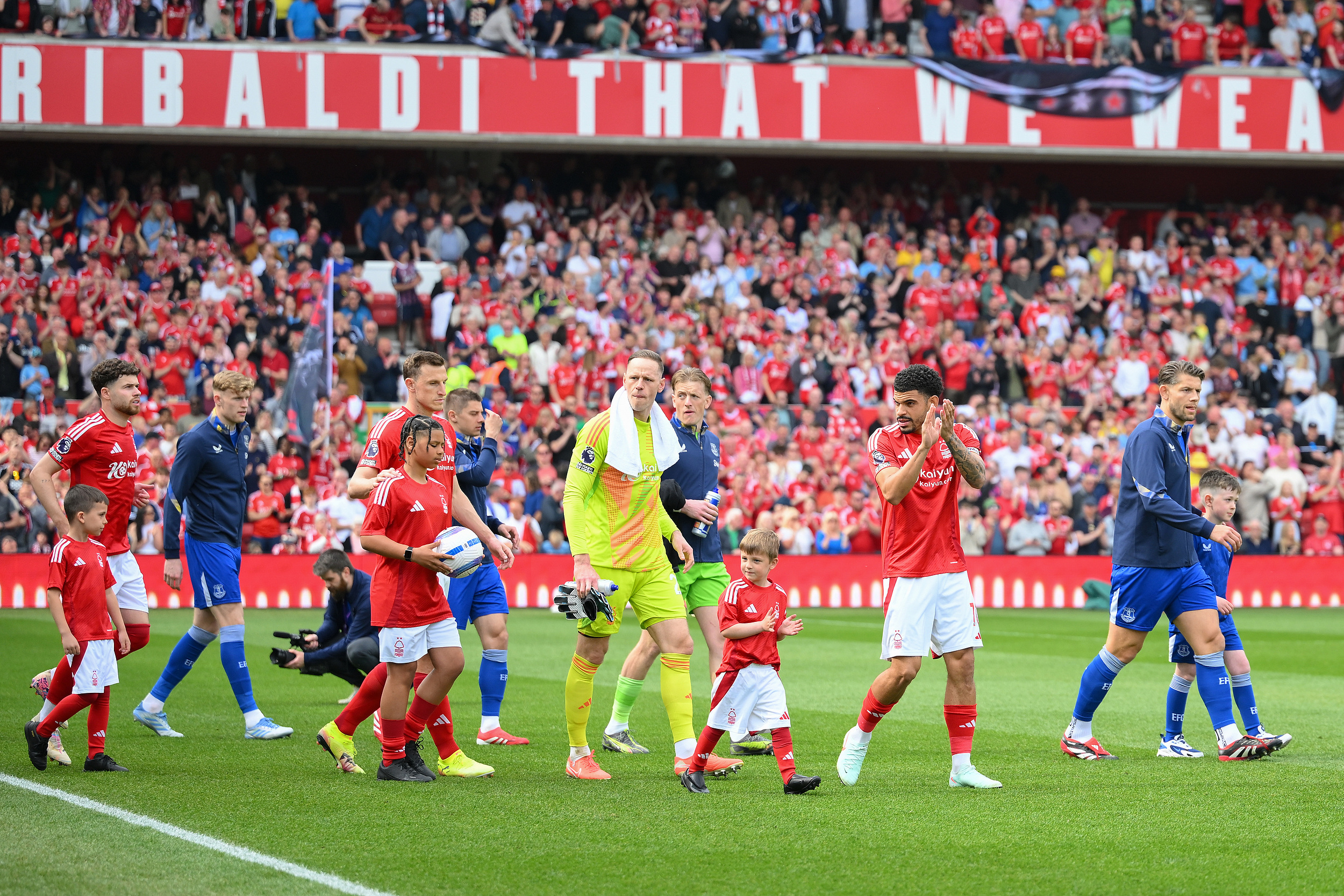 汉堡主场大胜,赢得球迷喝彩的简单介绍 汉堡主场大胜,赢得球迷喝彩的简单介绍