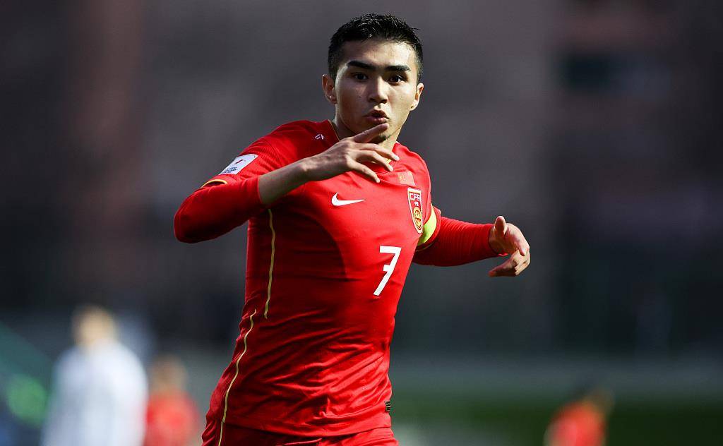 包含科摩罗球队逆势崭露头角，球迷欢呼喜悦的词条