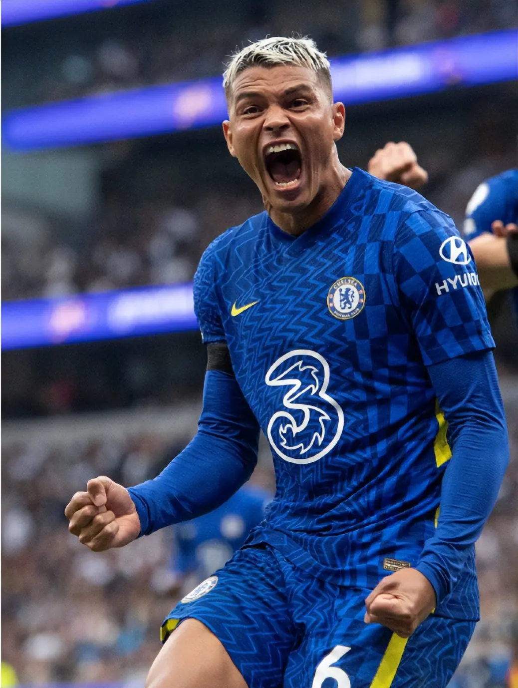 包含科摩罗球队逆势崭露头角，球迷欢呼喜悦的词条