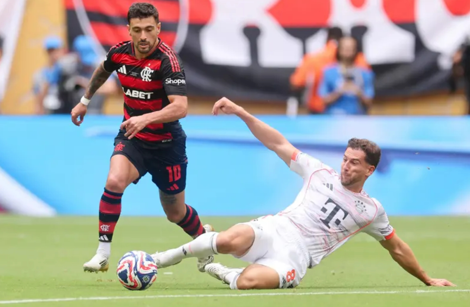 拜仁慕尼黑中锋锐不可挡,连续破门 拜仁慕尼黑中锋锐不可挡,连续破门