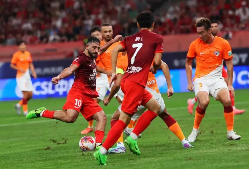 比分胶着的比赛场面，一触即发