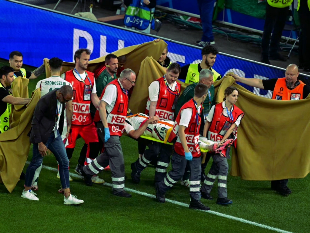 包含欧洲国家间足球对抗赛现场，球队实力碰撞的词条